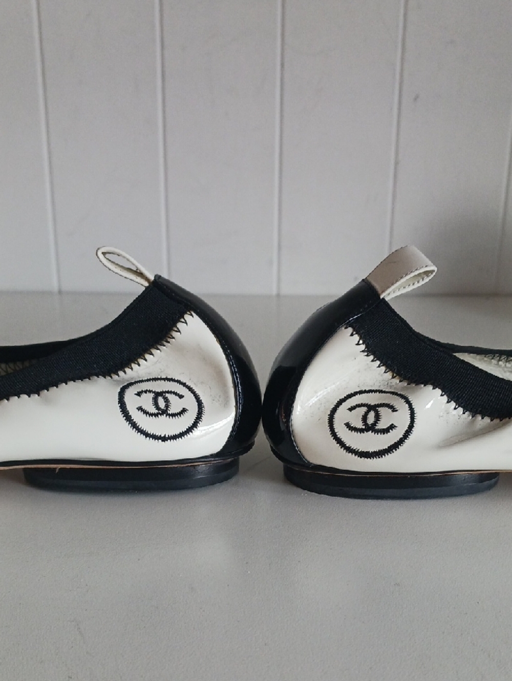 CHANEL NEW WHITE/ BLK PATENT BALLET FLATS. - Picture 3 of 9